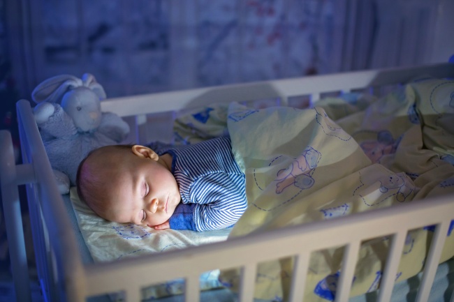 Mikortól alussza át a baba az éjszakát? 9 módszer, amivel te is segíthetsz