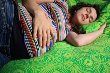 10 tipp, hogy nagy pocakkal is jól aludj!