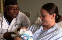 A szülészorvos, aki dallal fogadja az újszülötteket