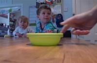Videó: Ilyen az élet két (kis)gyerekkel!