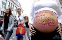 Egy terhes nő reklámcélokra adta bérbe a pocakját