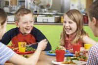 A rövid ebédszünet miatt kevesebbet esznek a gyerekek