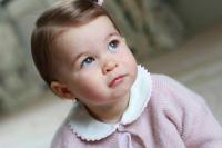 Ajándéközönnek örülhet az egyéves Charlotte hercegnő