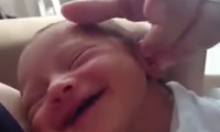 Elragadó babamosoly, amikor az édesanyja cirógatja. Egy csodás videó, ne hagyd ki!