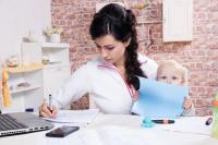 Dolgozni vagy gyereket nevelni: Mit tehet egy dolgozó anya, amikor a gyermeke és a munkája között kell választania…?