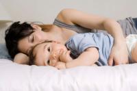 Hogyan lehet pihentetőbb az alvás? – A kimerült anyukák örök kérdése