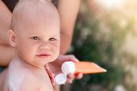 Baba naptej - Hány hónapos kortól szabad a babákat, csecsemőket naptejjel kenni? Mire ügyelj?