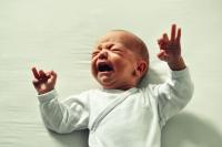 NE RÁZOGASD a kisbabádat, akármennyi cuki videót is látsz a rázogatós altatásról!