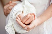 Örökbefogadás jogi feltételei – Ki lehet örökbefogadó szülő? Milyen gyermeket lehet örökbe fogadni? Hogyan zajlik az örökbefogadási eljárás? 