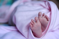 Itt az első fotó a királyi babáról - odavan az internet a kis svéd hercegnőért