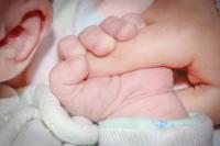 Egy anyuka leírta, miért alszik csak azért is a kisbabájával – és miért nem hallgat a szakértőkre