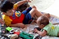Milyen játékot vegyünk babáknak, kisgyerekeknek? Melyik életkorban mivel szeretnek játszani a gyerekek? Gyermekpszichológus tanácsai - életkoronként