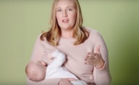Egyszer csak elővette a mellét, és szoptatni kezdte babáját egy amerikai politikus a kampányfilmben