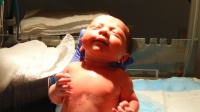 Sikított a szülő nő a férjének, aki aztán elkapta a babát a kórház folyosóján - hihetetlen fotók