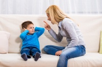 Néha te is kiabálsz a gyerekeiddel? Íme itt egy módszer, amivel elkerülheted az ijesztő dühkitöréseket!
