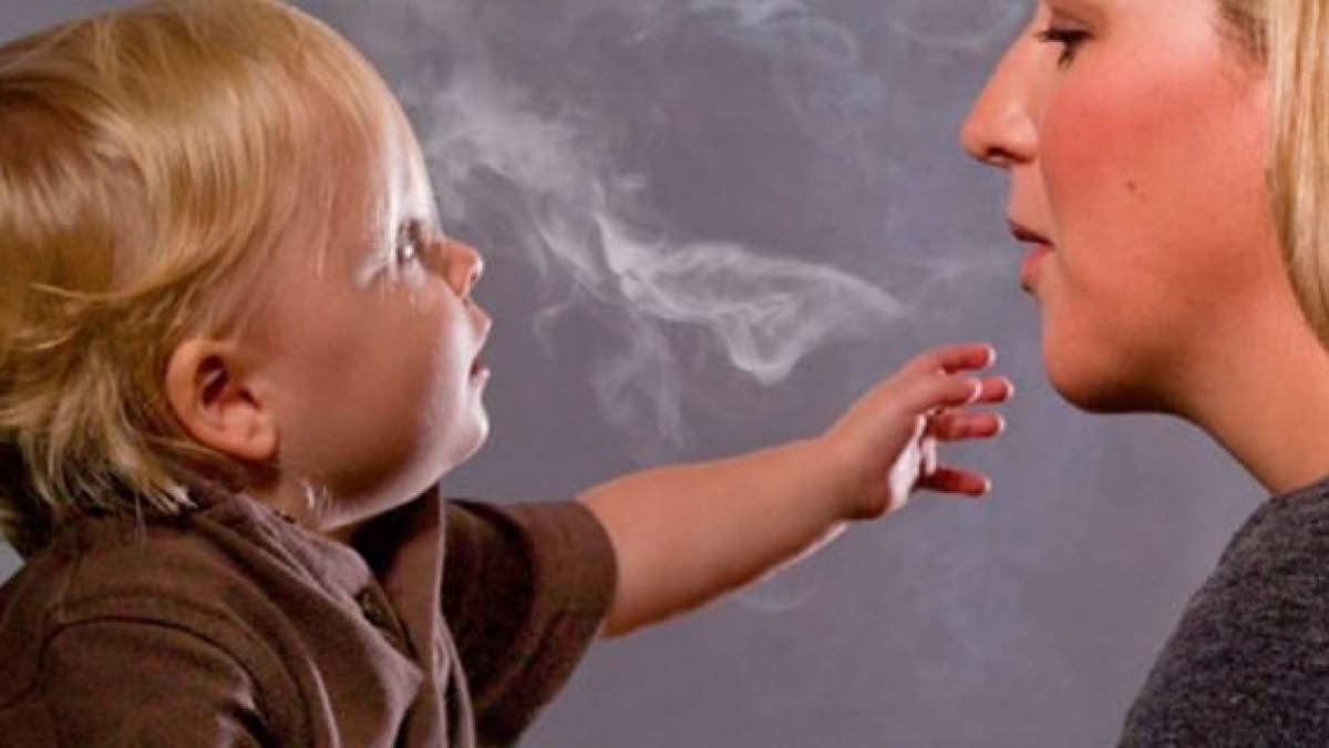 Hiába kérem, dohányzik a gyerek mellett...