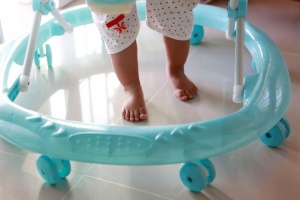 Veszélyes etetőszékek, bébikompok, fulladásveszélyes babaágyak - a fogyasztóvédelmi hatóság számos terméket vont ki a forgalomból