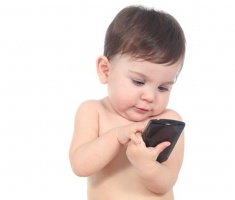 Okostelefon, tablet: sok gyermek nyomkodja már egy éves kora előtt is