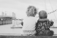 Hogyan vonjuk be gyermekünket a kistestvére gondozásába?