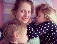 Furcsa: egy ágyban alszik a négytagú család, az anyuka még mindig szoptatja 3 éves kisfiát