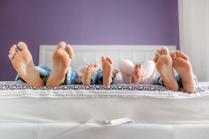 A szakemberek szerint ennyi ideig szabad a babának a szüleivel egy szobában aludnia