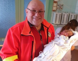 Nem jutott el a kórházig a kismama, a mentősök vezették le a szülést