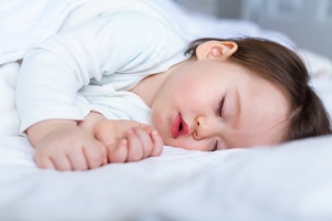 Jobb alvók azok a babák, akik korábban kapnak szilárd táplálékot