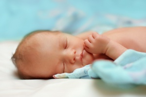 Így biztonságos az alvás a kisbabáknak