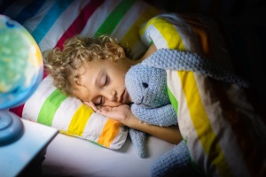 Ezért jó, ha éjjeli világítás nélkül alszanak a gyerekeid