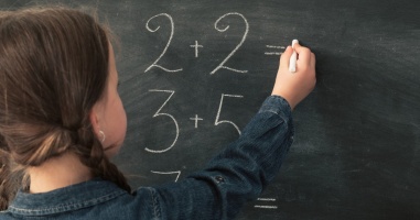 A fiúk vagy a lányok jobbak matekból? A legfrissebb kutatásból kiderül
