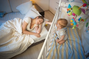 Hogy szoktasd rá a gyereket, hogy a szülői ágy helyett a sajátjában aludjon: 5 hasznos tanács!