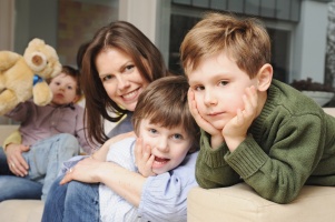 Kitálaltak az édesanyák: 3 gyerek nevelése okozza a legnagyobb fejtörést és stresszt
