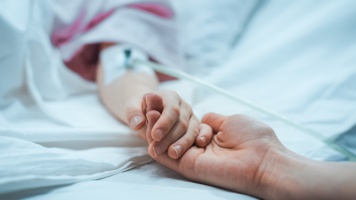 „Anyu, meg fogok halni?” – súlyos állapotban került kórházba a koronavírus miatt egy öt éves kisfiú Angliában