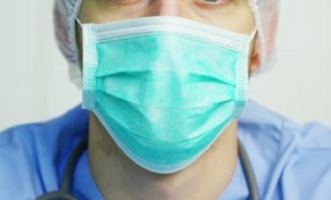 A koronavírusos betegeket ápoló doktor levette a maszkját: lesápadsz, ha meglátod, milyen az arca