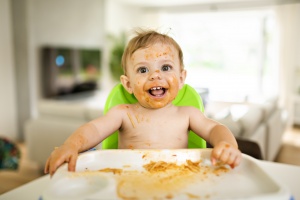 Az étel dobálása pazarló, rendetlen és néha „egyenesen sértő” lehet a szülők számára, mégis fontos fejlődési „fázis” a kisgyermek számára 