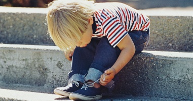5 tipp és trükk, hogyan tanítsd gyermekedet cipőfűzőt kötni – mindenkit a maga tempójában