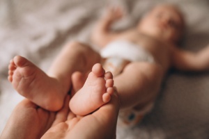 Néhány órája született csecsemőt találtak egy bokorban Szolnokon - fotók