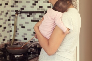 „Egész nap otthon vagy, miért úszik a lakás?” – nem kell egy újszülött mellett a háztartással foglalkozni!