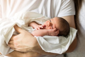 Egy életre szóló kötelék – 5 módja annak, hogy az apa kötődjön a babához
