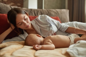 Az alvás tréning megtanítja a babákat, hogy csendben legyenek egész éjszaka avagy a gyermekkel való alvás egészségtelen?