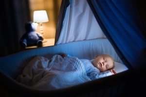 Nem tud elaludni a gyerek a sötétben? Ezért nem jó ötlet a kislámpa minden esetben