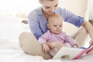 Miért hasznos, ha a kisbabáknak is olvasunk mesét?