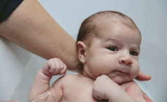 Milyen veszélyeket rejt a baba fülének kilyukasztása