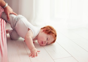 Ha leejted a kisbabádat… - A babák meglepően rugalmasak, de az alábbi sérülésekre azért érdemes odafigyelni…