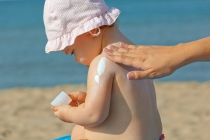 Mikor kenhetem be napvédő krémmel a babám?