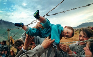 2 éves kisfiút adtak át a szögesdrót kerítésen: a szívbemarkoló Pulitzer-díjas fotó története