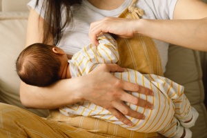 Mennyi ideig fontos szoptatni a babát? 