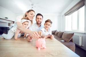 Spórolási tippek szülőknek: így maradhat több pénz a családi kasszában