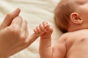 Hogyan nem szabad egy egészséges újszülöttel bánni? Elgondolkodtató videó