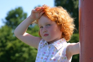 5 egyszerű lépés, hogy elkerüld a napszúrást a gyermekednél